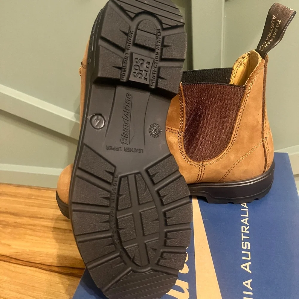 Blundstone boots NWOT - Picture 2 of 3